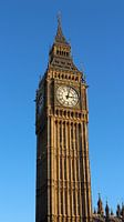 Big Ben mit strahlend blauem Himmel, London, England