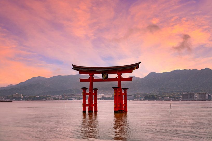 Itsukushima-Schrein auf der Insel Miyajima bei Sonnenuntergang von Melanie Viola