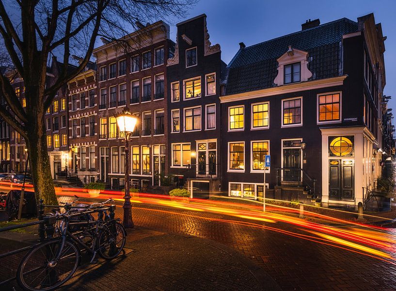 Lagerhäuser am Abend von Guido Graas