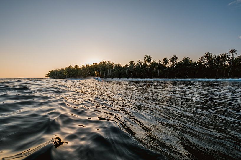 Surfen in Mentawai bei Sonnenuntergang 4 von Andy Troy