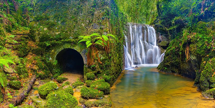 Ancien moulin à eau et chute d'eau au Pays basque, Espagne par Henk Meijer Photography