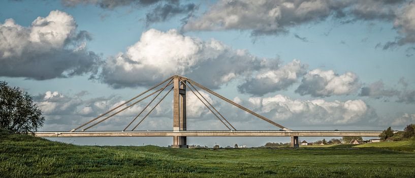 Prinz Willem-Alexander Brücke in den Wolken von Bea Hoendervanger