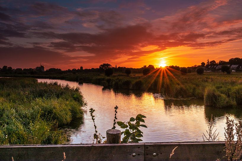 Sonnenuntergang mit schönen Farben am Himmel von Rick van de Kraats