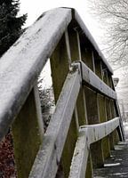 De voetgangersbrug in de winter