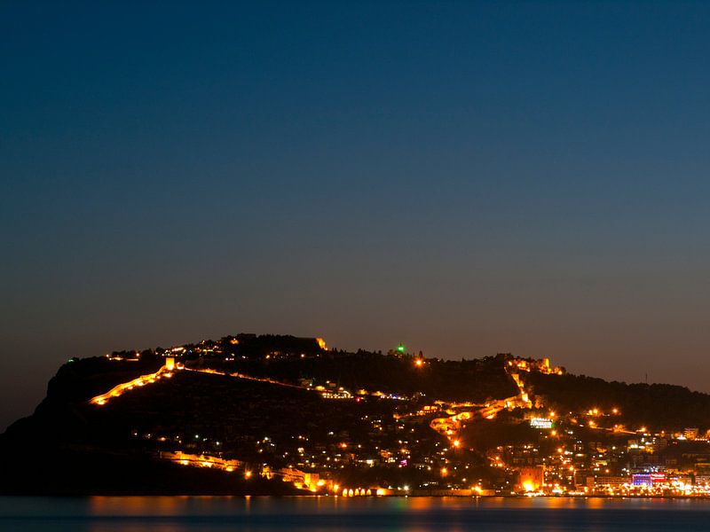 Alanya bij nacht by P van Beek