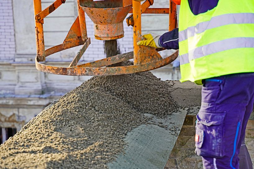 Herstellen eines Betonrings zur Sicherung eines Gebäudes nach Teilabriss eines Lagergebäudes. von Babetts Bildergalerie
