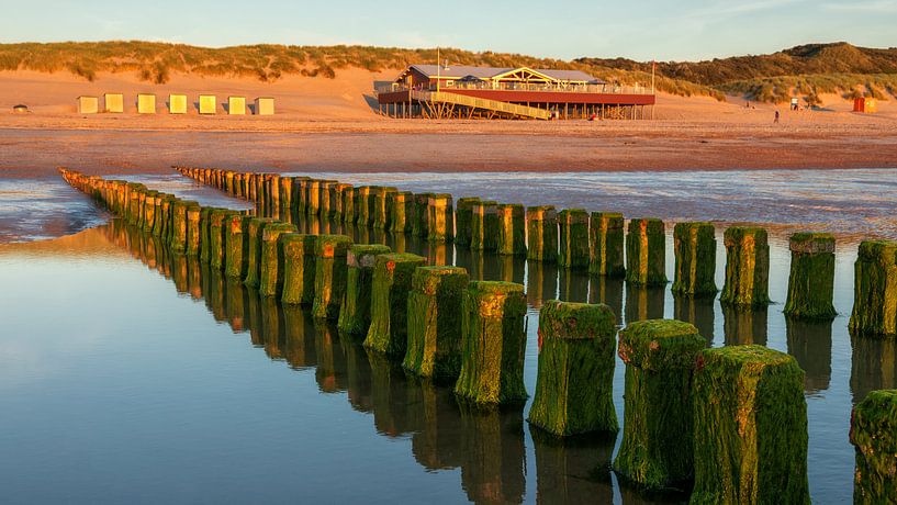 Wellenbrecher am Strand im Abendlicht von Bram van Broekhoven