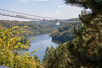 Hangbrug over rivier