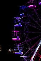 Une grande roue colorée la nuit