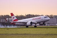 Austrian Airbus A320neo landet bei Sonnenuntergang in Schiphol