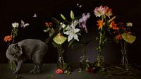 Partytisch mit schwarzer Katze und Blumen