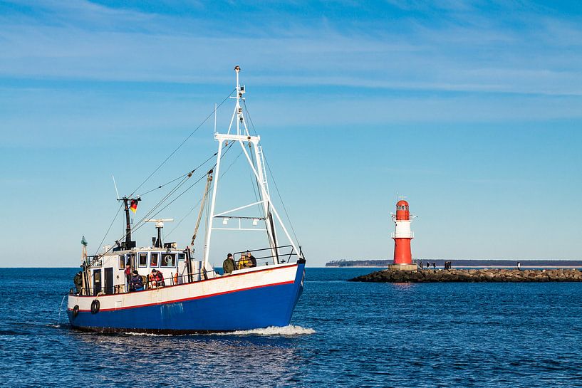 Fischerboot an der Mole von Warnemünde van Rico Ködder