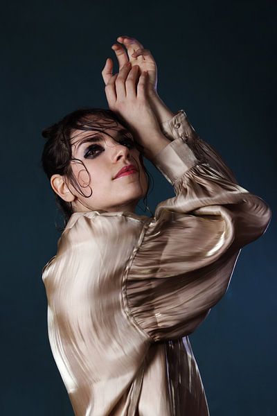 Portrait d’une femme en blouse dorée sur fond bleu par Iris Kelly Kuntkes