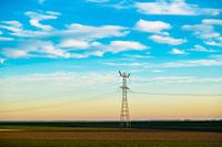 Hoogspanningsmast in de polder