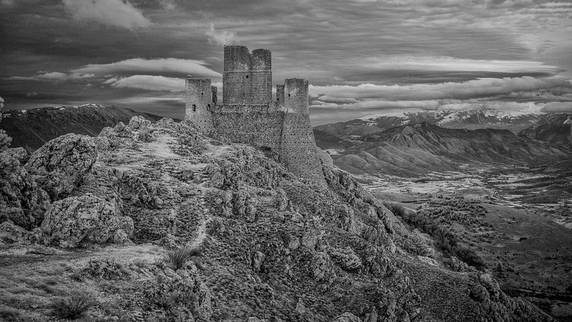 Rocca Calascio - infrarood zwart en wit van Teun Ruijters