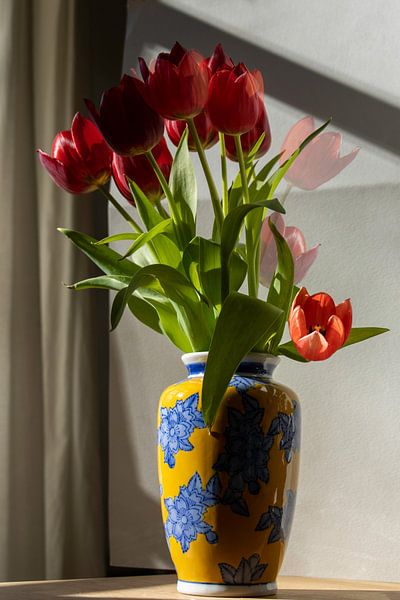 Vase rêve bleu avec tulipe rouge par Susan Hol