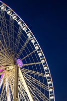 Grande roue illuminée, Grande Roue de Paris, à Paris la nuit.