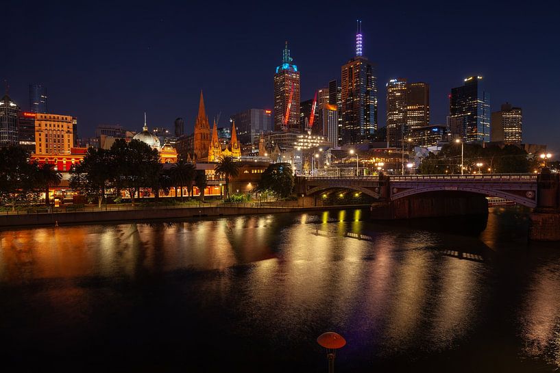 Melbourne en Australie la nuit, la ligne d'horizon s'illumine. par Jiri Viehmann