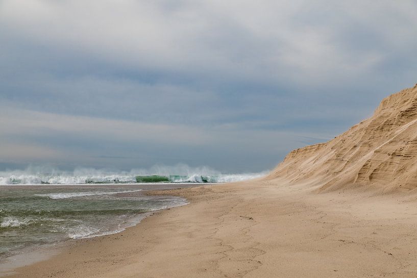 Vagues à tête d'écume, sable de plage doré à la dérive, sur la côte atlantique près d'Obidos, au Portugal. par Marjolein Zijlstra