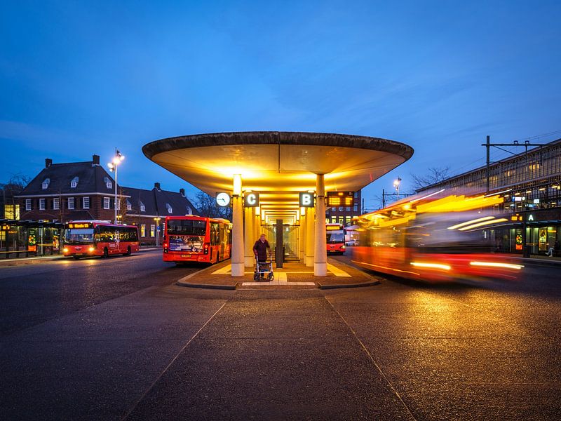 Gare routière de Hengelo le soir par Bart Ros