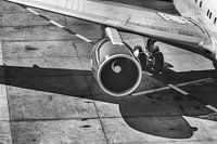 Ausschnitt eines Flugzeugs in schwarz weiß