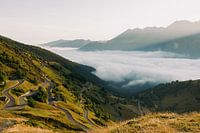 Col de Luz Ardiden dans la lumière du matin avec un lac brumeux en arrière-plan