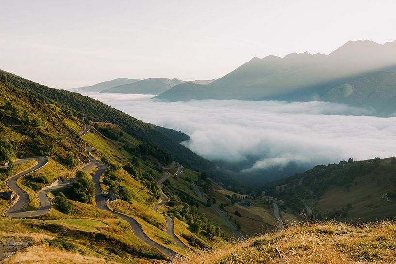 Luz Ardiden-Pass im Morgenlicht mit einem nebligen See im Hintergrund von Sander de Vries