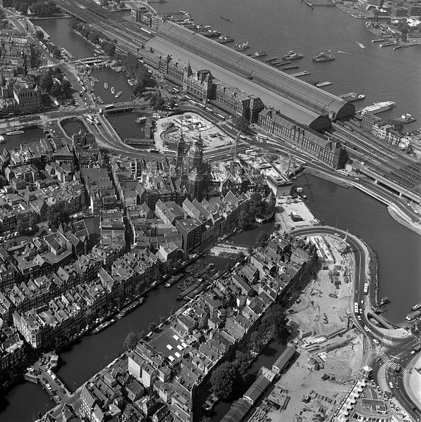 Schwarz-Weiß-Luftaufnahme des Amsterdamer Hauptbahnhofs von Frans Rombout