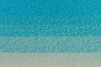 Verschiedene Arten von blauem, plätscherndem Wasser in einem Pool mit Sonnenschein