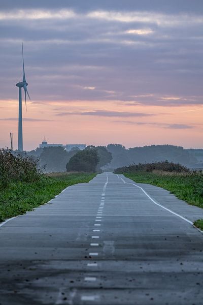 Einsame Straße bei Sonnenaufgang von Sander de Vries
