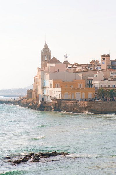 Vue de Sitges, Barcelone, Espagne I Petite ville perchée sur les rochers le long de la Méditerranée  par Floris Trapman
