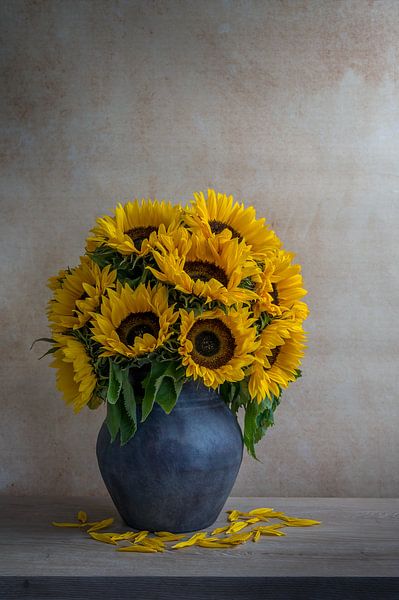 Stilleben mit Sonnenblumen von John van de Gazelle fotografie