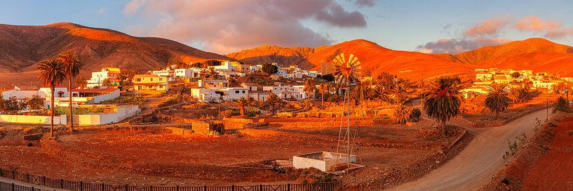 Village blanc au coucher du soleil par Markus Lange