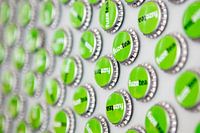 Bouchons de thé Fuze vert sur le mur