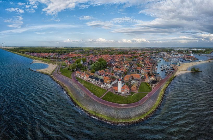 Panorama-Luftaufnahme von Urk mit seinem Leuchtturm von Jan Schneckenhaus