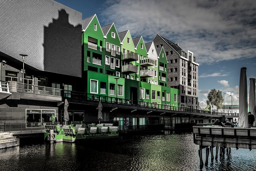 Grüne Häuser in Zaandam - Ein moderner Blick auf die Stadt Zaan von Bart Veeken