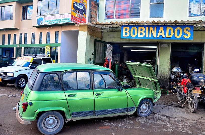 Renault 4 Safari in Colombia by Karel Frielink