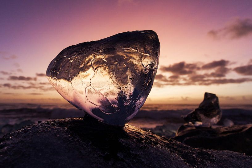 Lever de soleil à travers un bloc de glace  par Robert Meerding