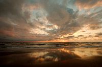 Zonsondergang met mooie wolkenlucht op Texel