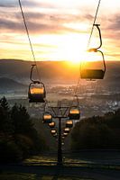 Seilbahn bei Sonnenaufgang