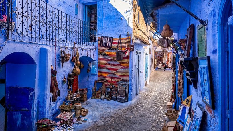 Zwei Männer unterhalten sich in den Straßen von Chefchaouen von Rene Siebring