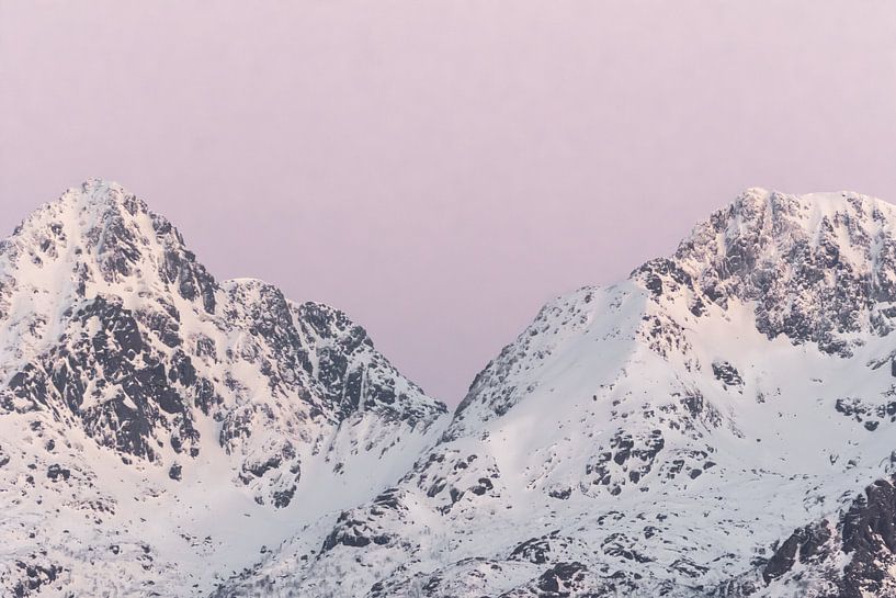Berge im Schnee bei Sonnenuntergang | Rosa pastellfarbene Reisefotografie | Lofoten, Norwegen von Dylan gaat naar buiten