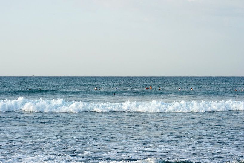 Surfers en golven van Andrew Chang