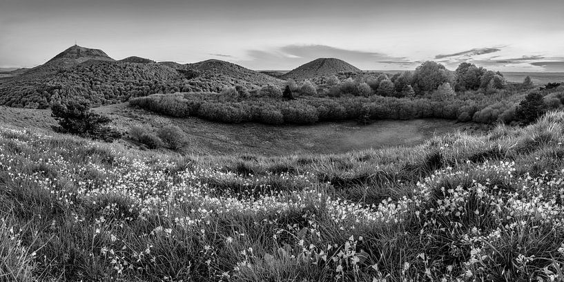 Auvergne Vulkan Landschaft schwarz-weiß von Manfred Voss, Schwarz-weiss Fotografie