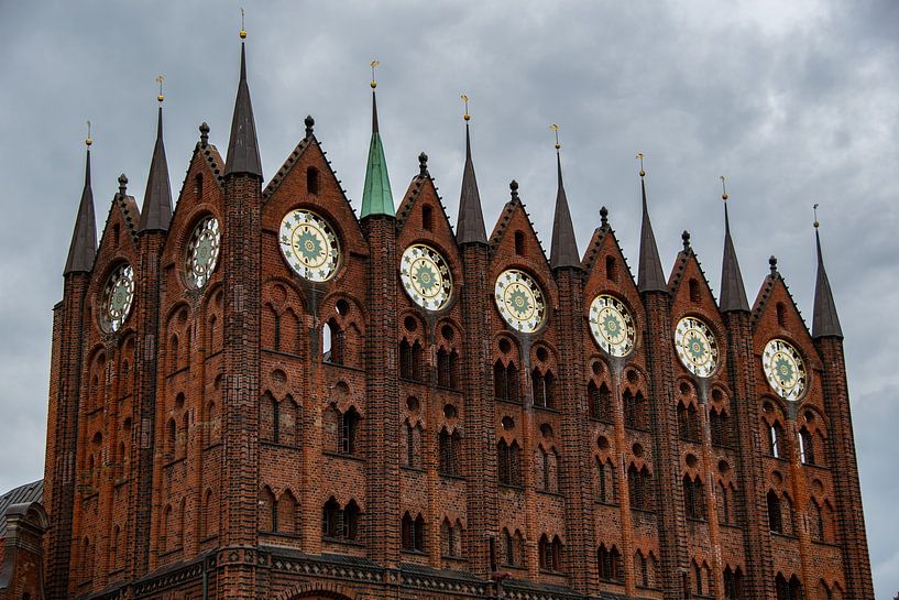 Die Fassade des berühmten Rathaus von Stralsund von David Esser