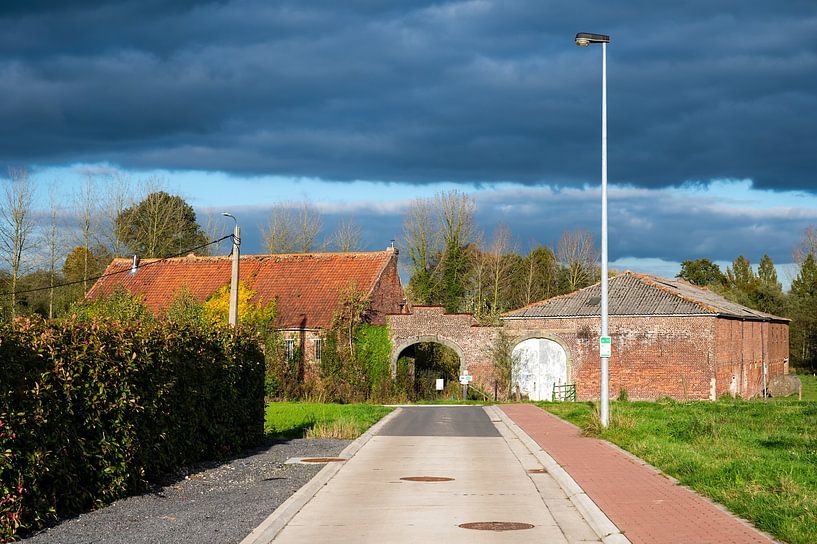 Altes Bauernhaus und dunkle Wolken von Werner Lerooy