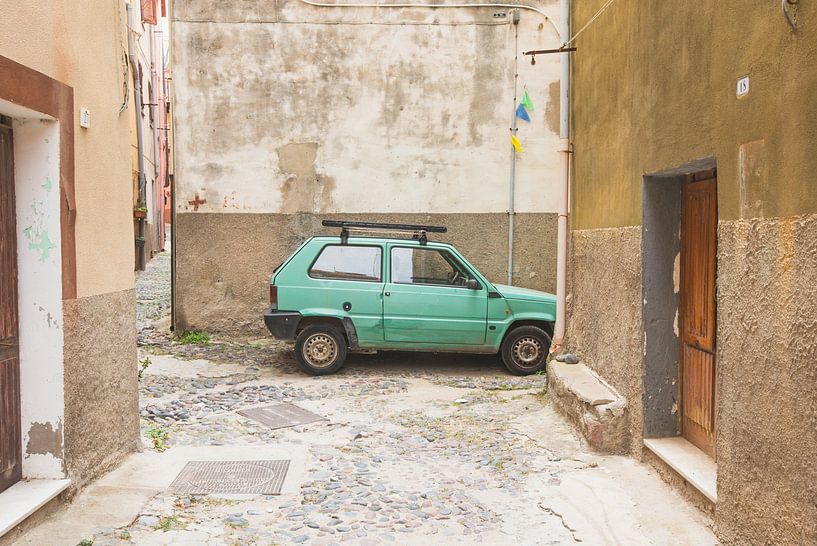 Voiture vert menthe dans une rue italienne par Ellen Metz