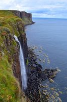 Cascade de bord de mer sur la côte accidentée de l'île de Skye, en Écosse.