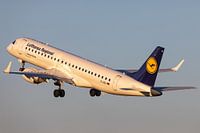 Lufthansa-Cityline fährt im schönen Abendlicht ab