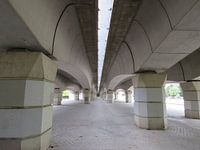 Lijnenspel onder een Spaanse brug